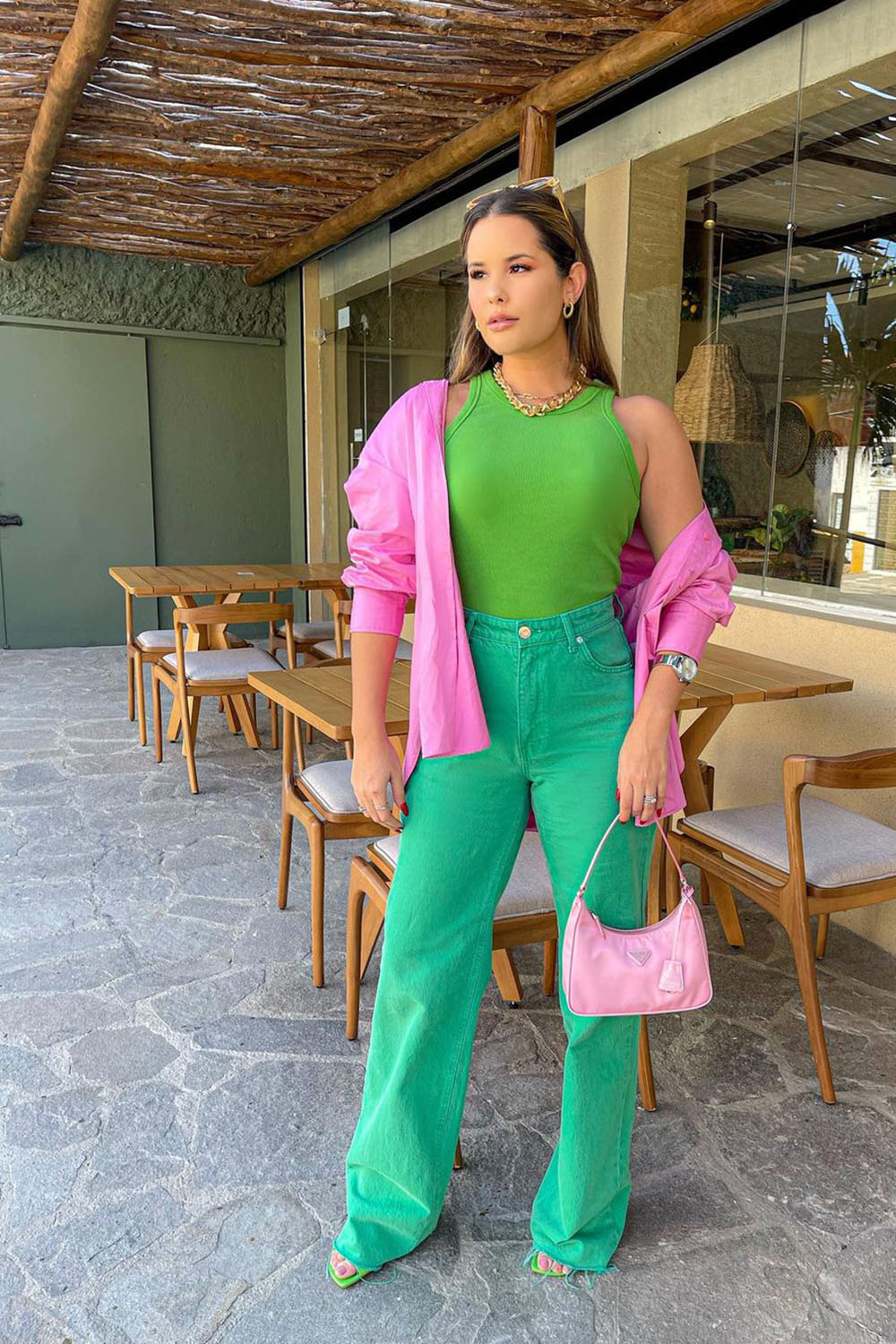 regata verde, calça wide leg verde, camisa rosa e mini bolsa