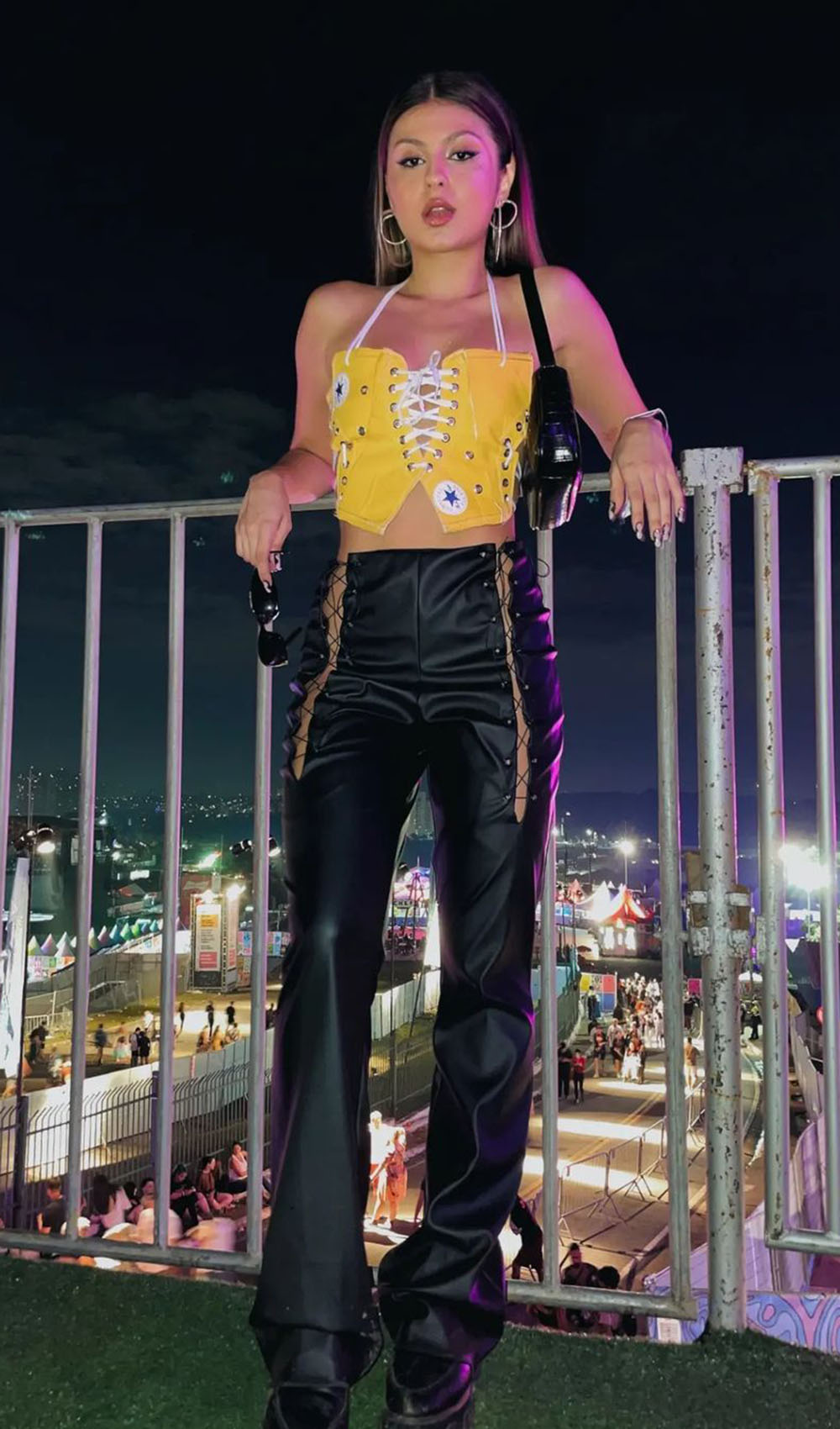 cropped de All star amarelo e calça de couro