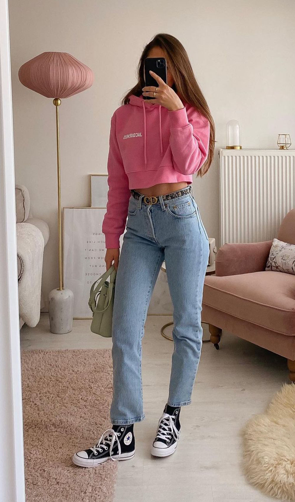 blusa de moletom rosa, mom jeans e tênis preto