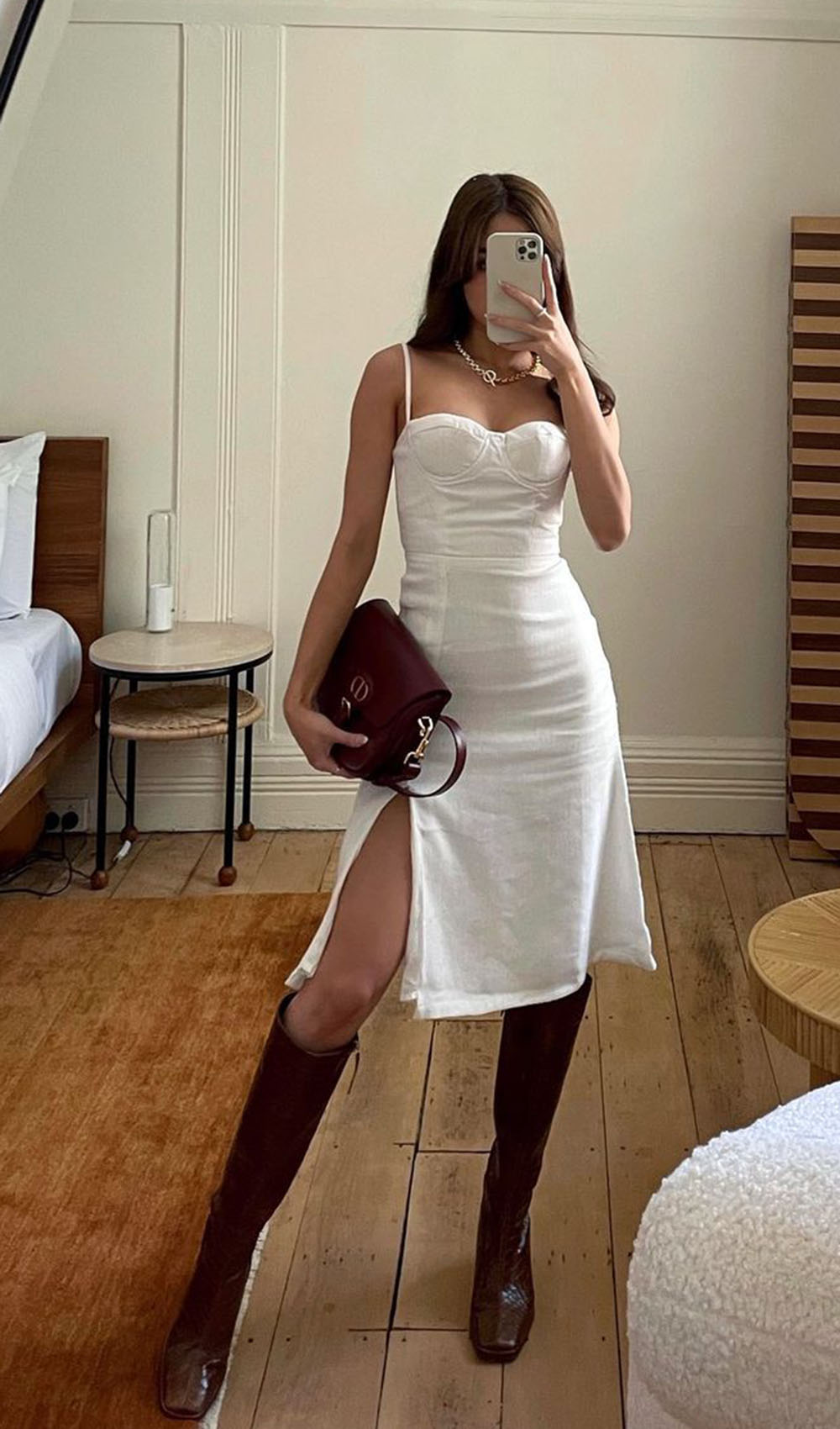 vestido branco com fenda e bota de cano alto