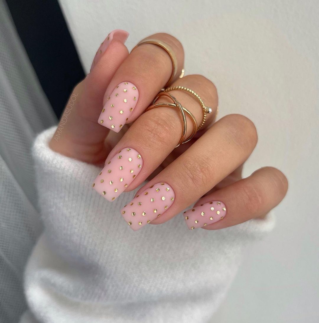 Cromada, glazed e francesinha invertida: novidades nas unhas