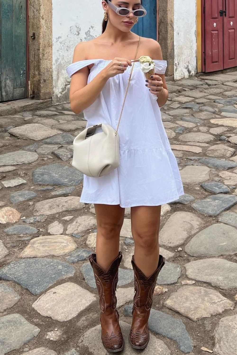 vestido curto branco com docote ombro a ombro, cowboy boots