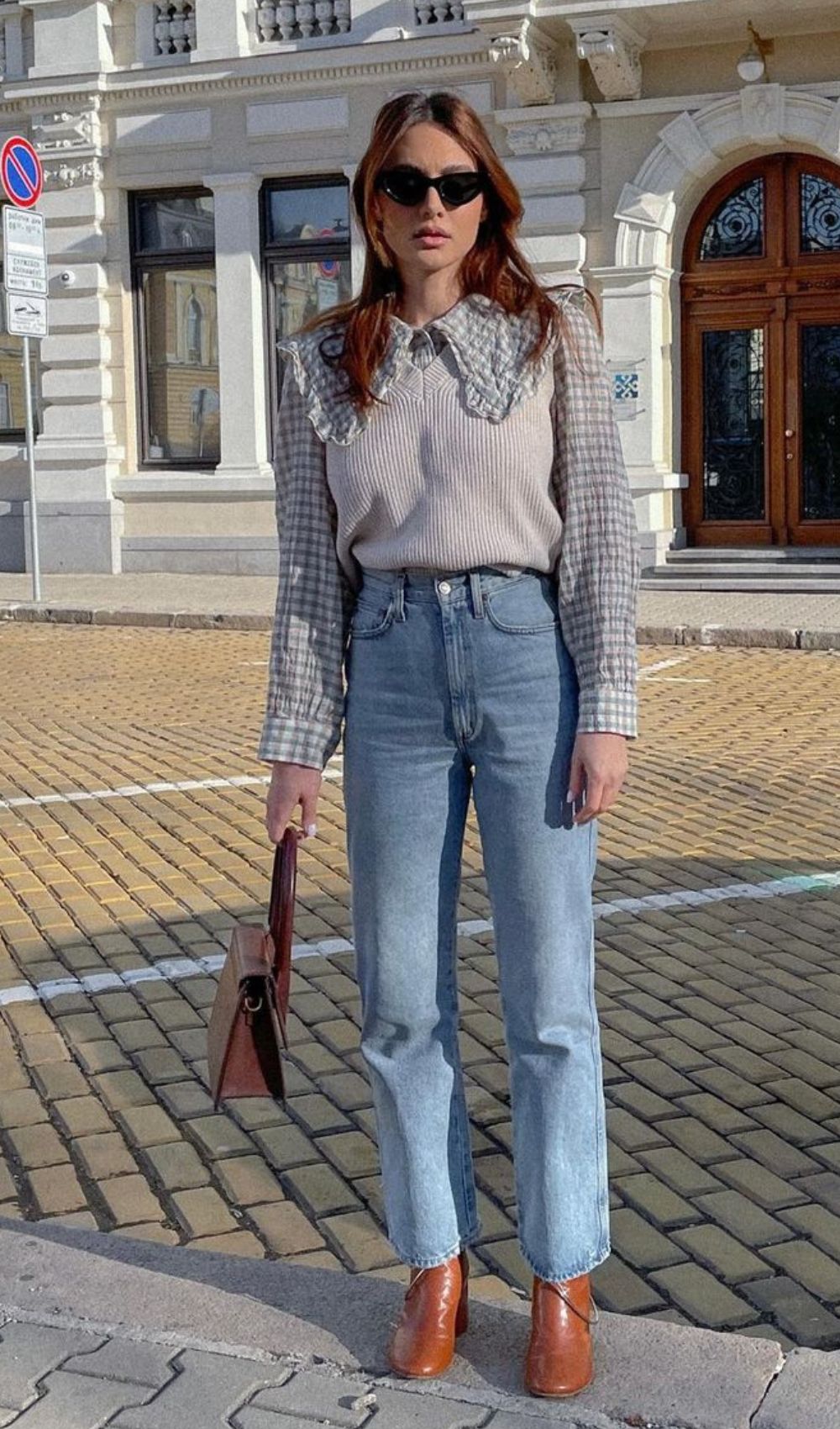 sobreposição com camisa xadrez e colete de tricô, calça jeans reta e anke boot