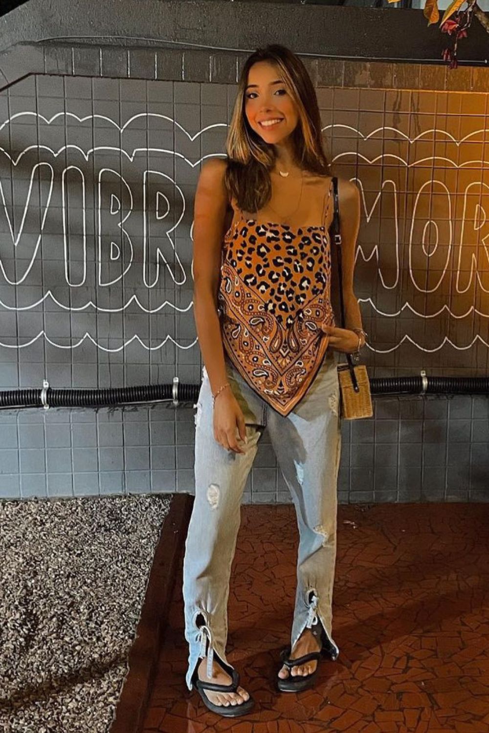 top lenço com estampa de animal print, calça boyfriend e chinelo de dedo