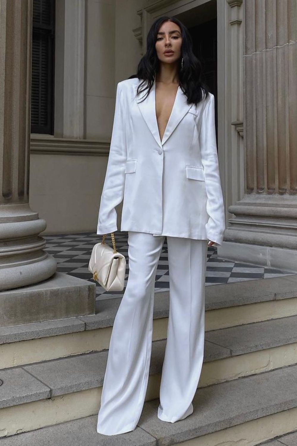 blazer branco oversized branco, calça flare e bolsa bege