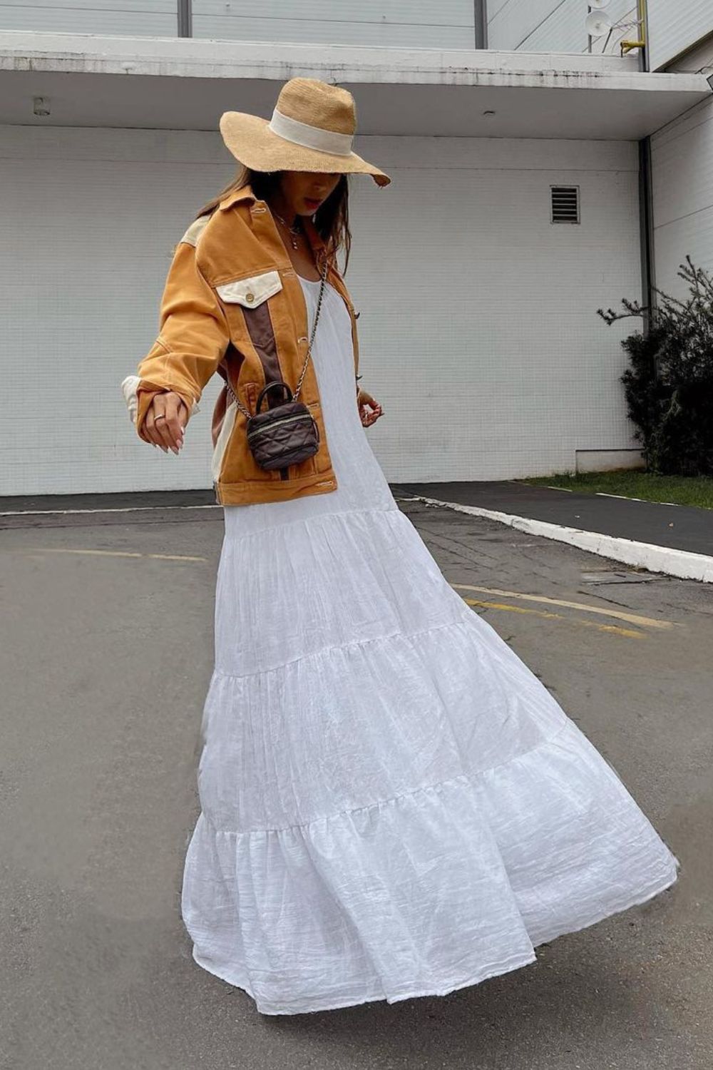 vestido longo branco chapéu de palha e jaqueta caramelo