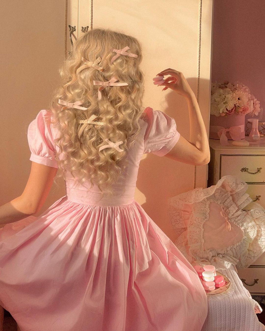 vestido rosa e cabelo cacheado com laços