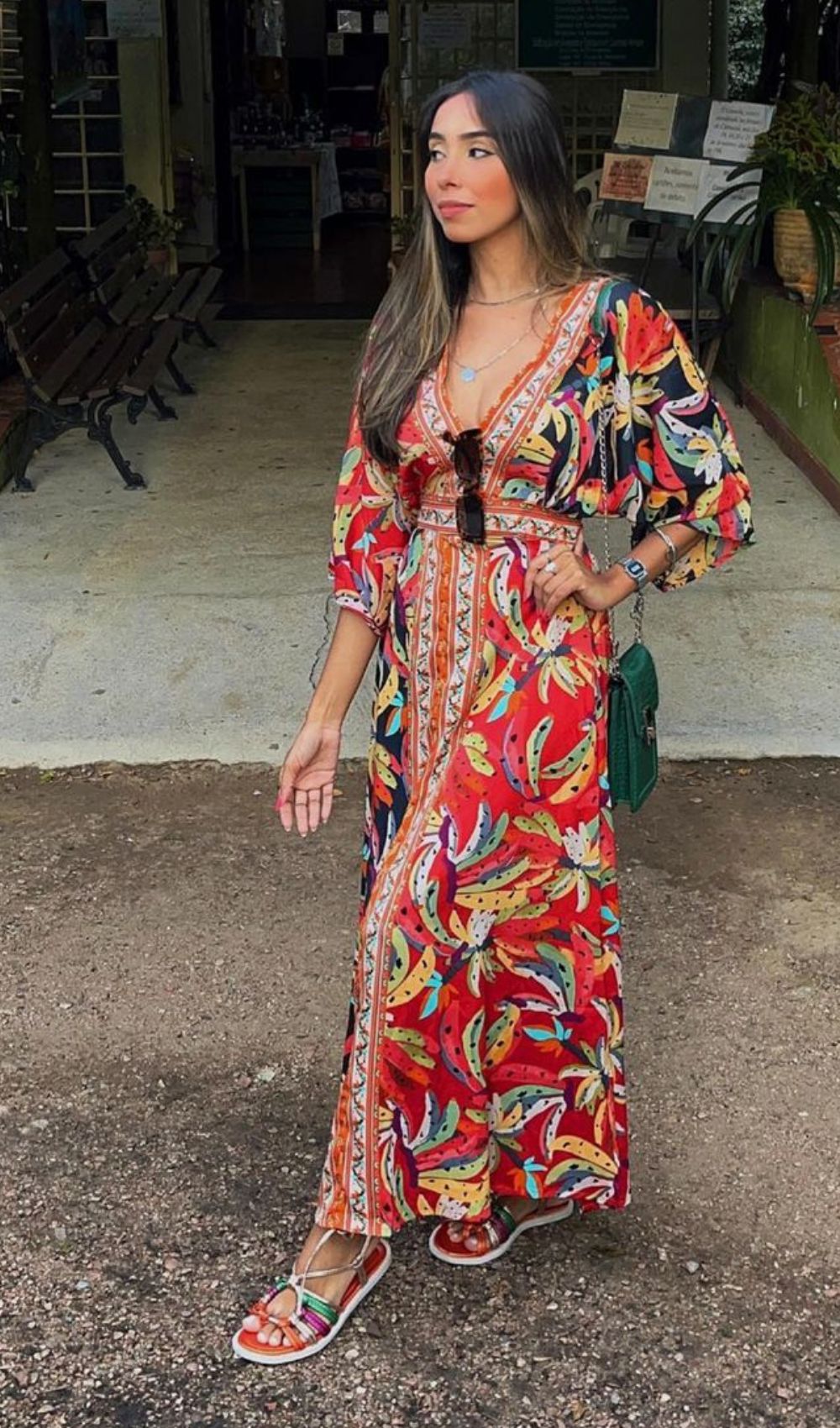 Vestido longo com estampa tropical e rasteirinha com tiras coloridas