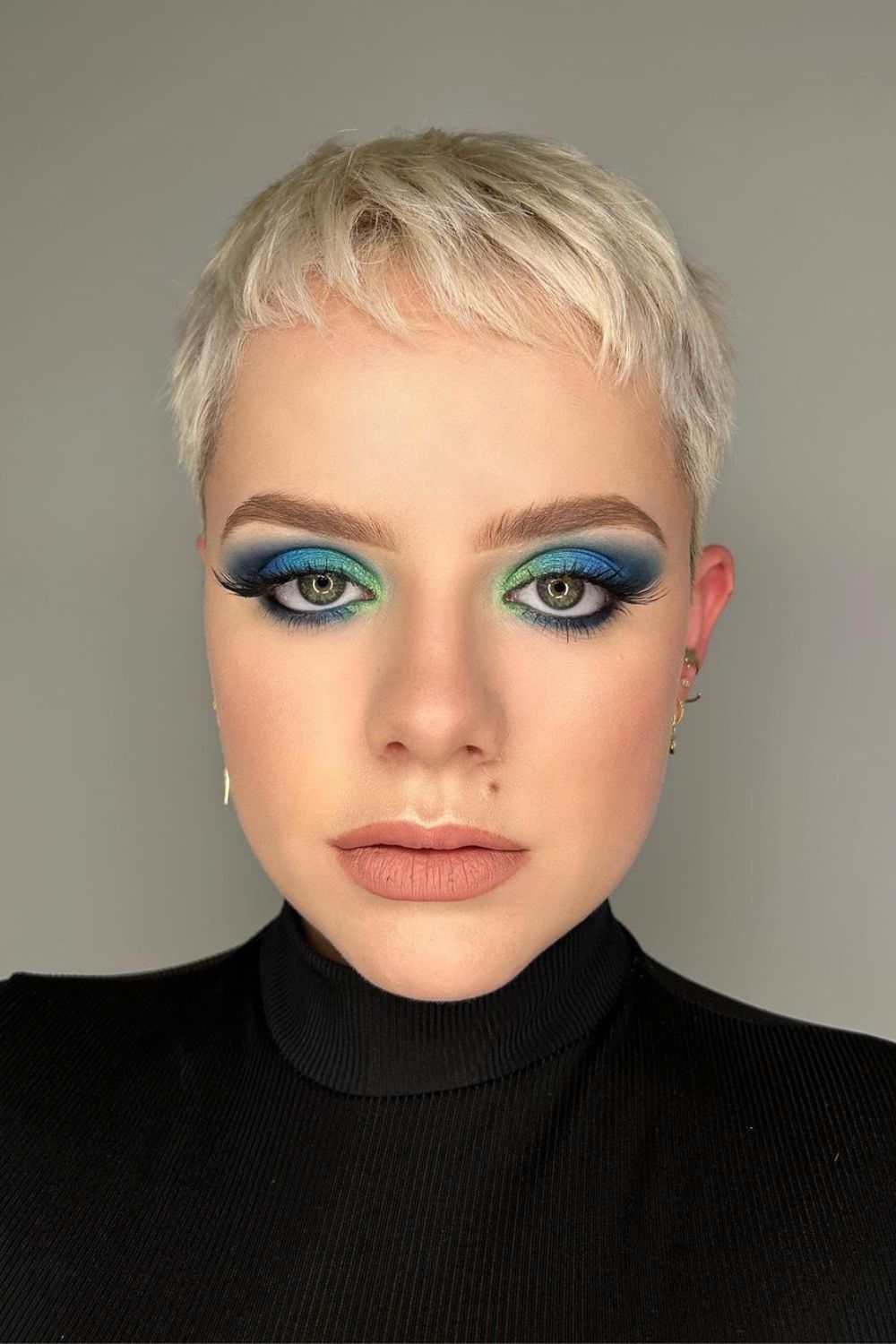 Maquiagem com sobras coloridas, azul e verde