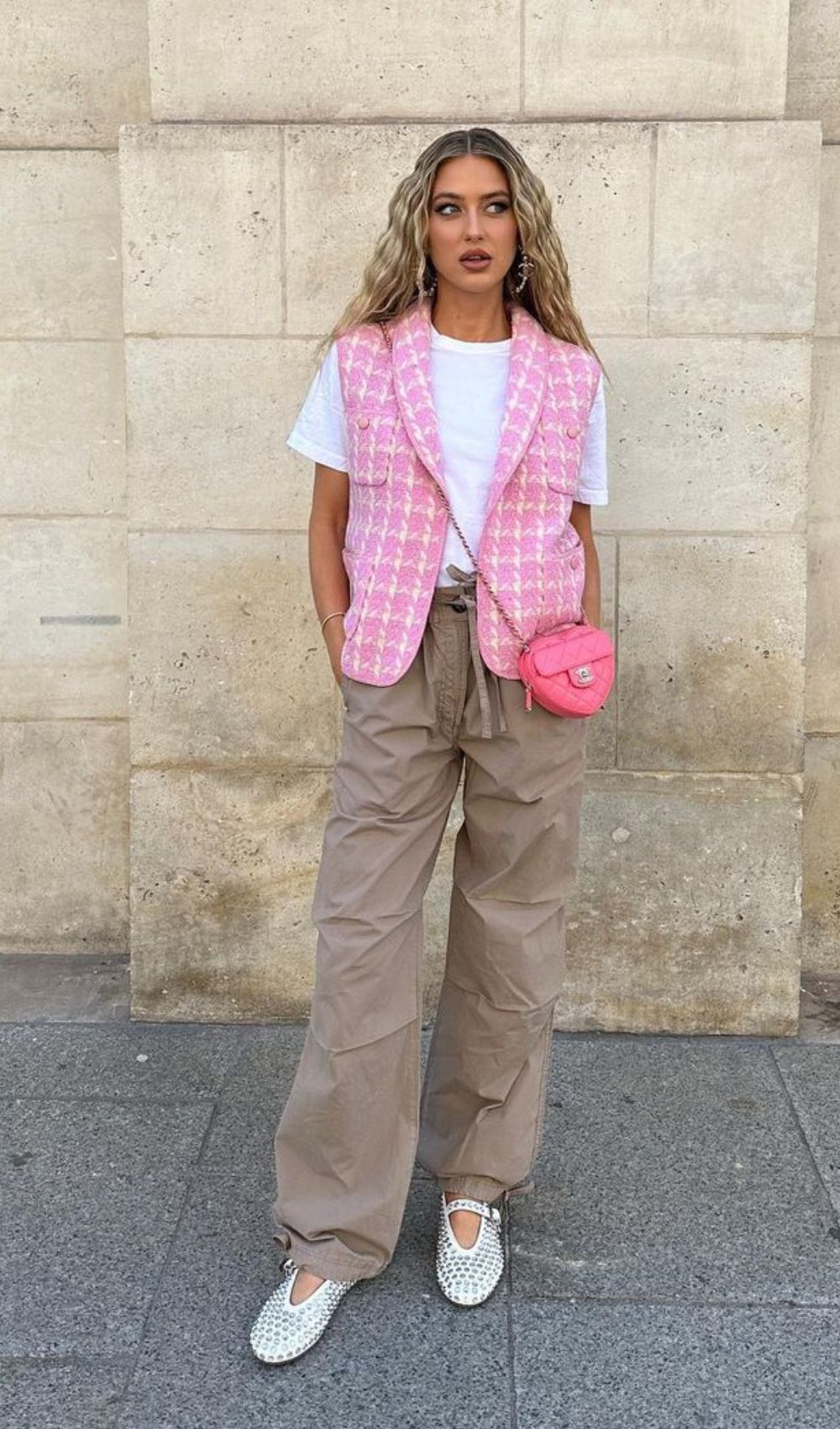 Blusa branca, colete xadrez rosa, calça parachute e sapatilha branca