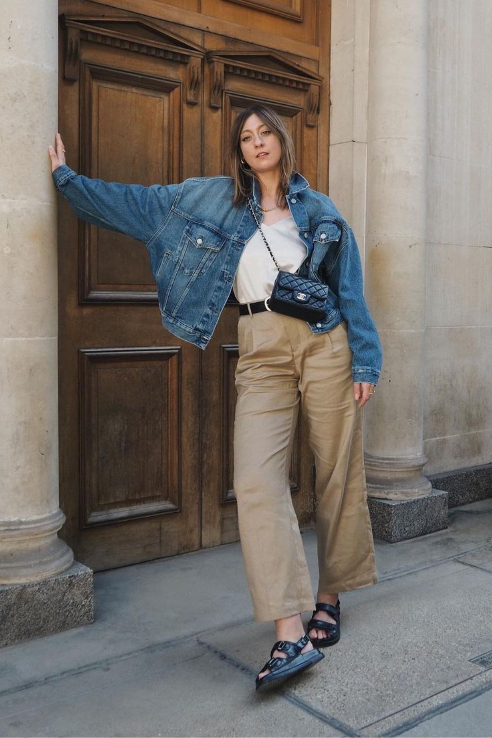 Jaqueta jeans, calça caqui, papete e bolsa transversal