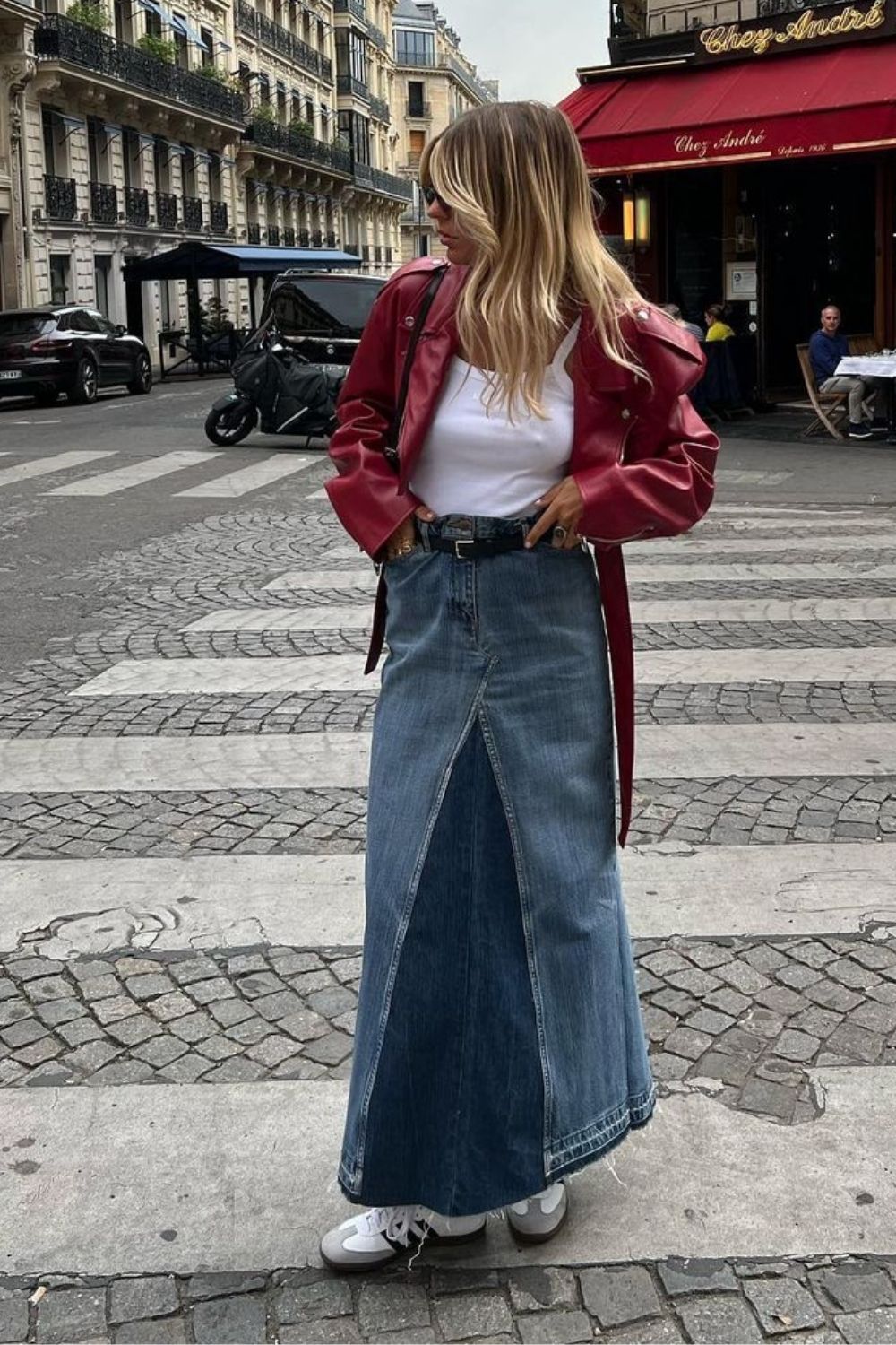 Denim skirt, jaqueta de couro vermelha, regata branca e adidas samba branco