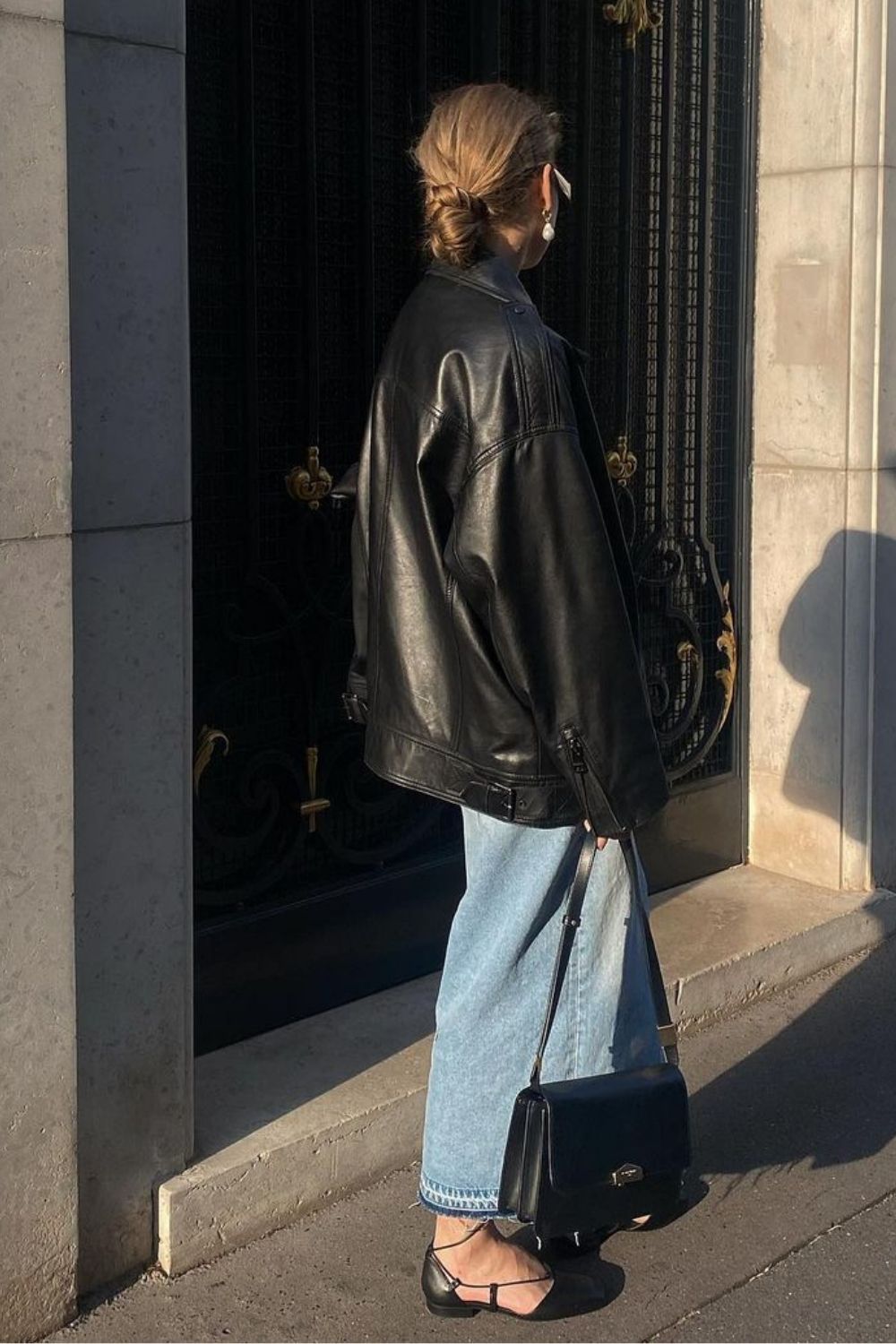 saia jeans longa, jaqueta de couro oversized, bolsa carteiro e sapatilha bailarina
