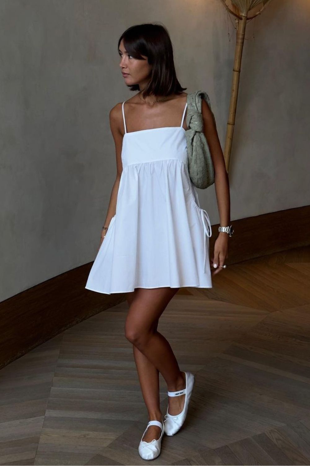 Looks de calor, breeze dress, vestido branco rodado, bolsa baguete e sapatilha branca