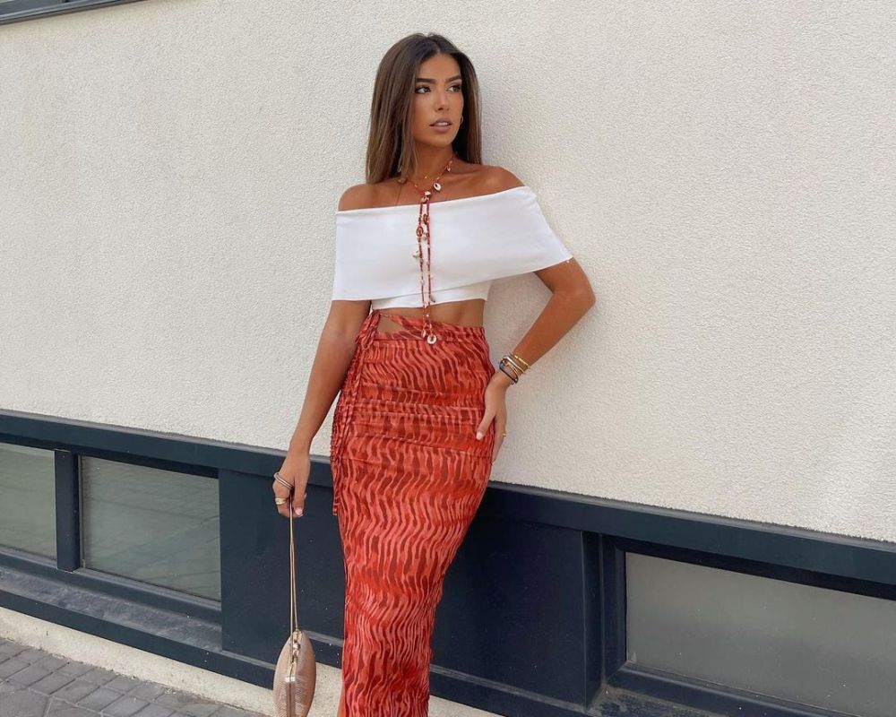 A volta do decote ombro a ombro: 15 looks com a trend
