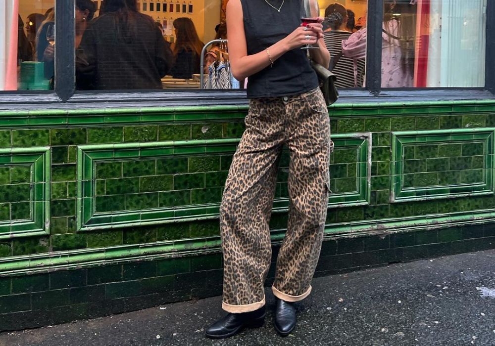 Básica e cool com calça de oncinha