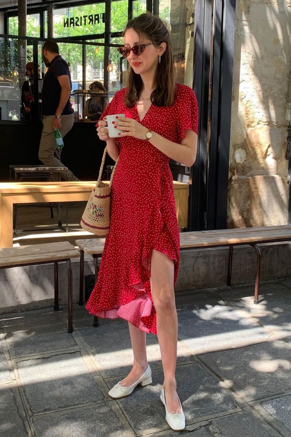 Vestido midi vermelho com modelagem envelope, bolsa de crochê e sapatilha branca