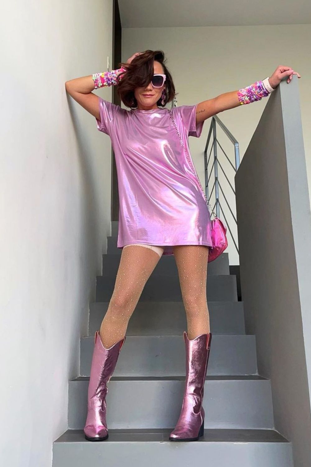metalizado no carnaval, t-shirt dress rosa, bota metalizada, look monocromático