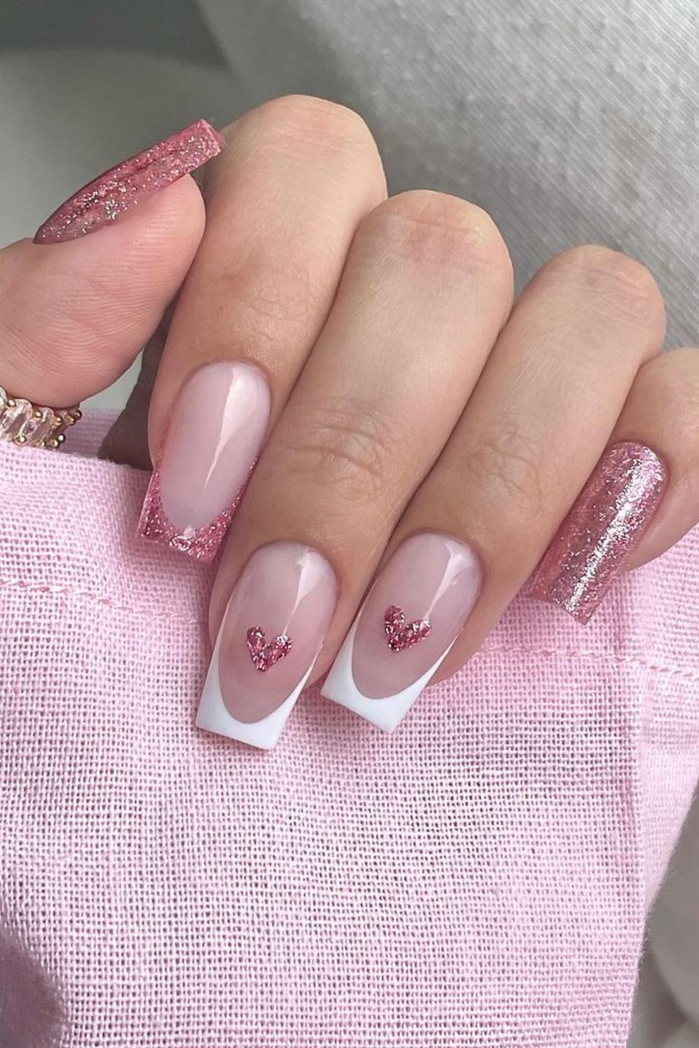 unhas rosas com fancesinha e esmalte metalizado