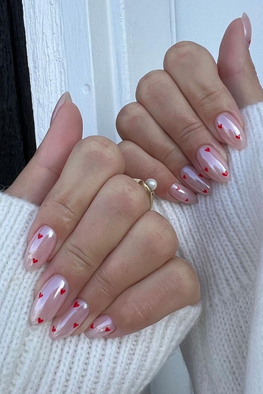 unhas curtas rosas com desenho de coração