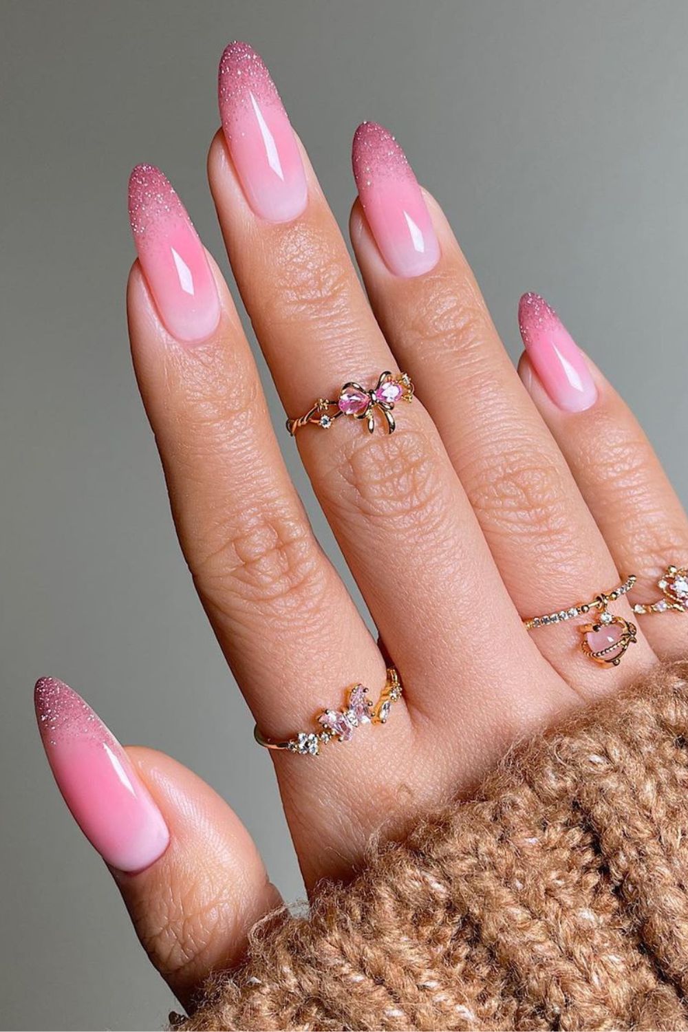 unhas rosas em degradê com glitter na ponta