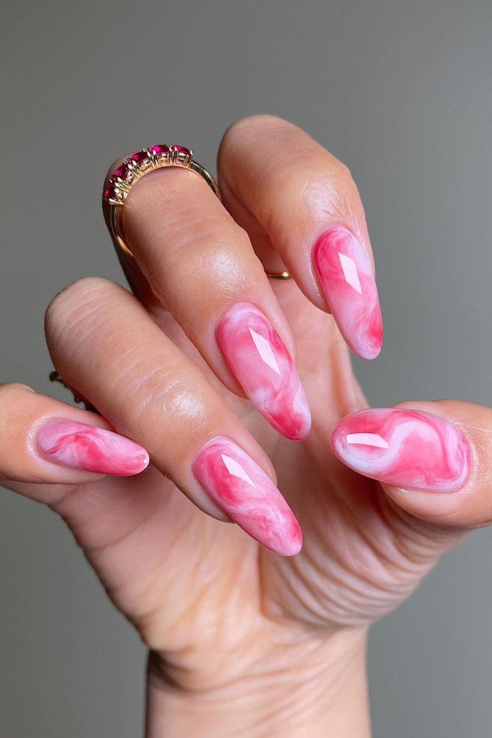 unhas rosas marmorizadas