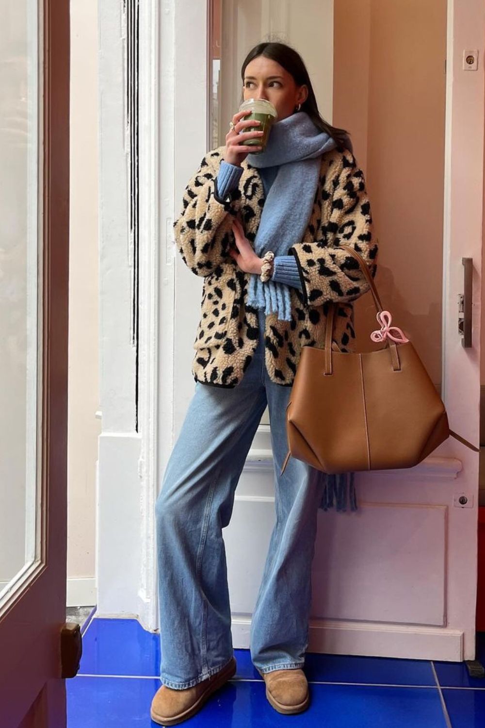 Casaco de leopardo print, cachecol azul, maxi bolsa, calça jeans e ugg boot