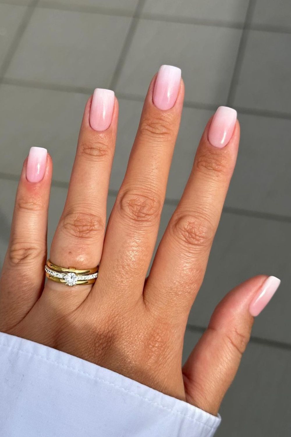 Nail art delicada com francesinha ombré