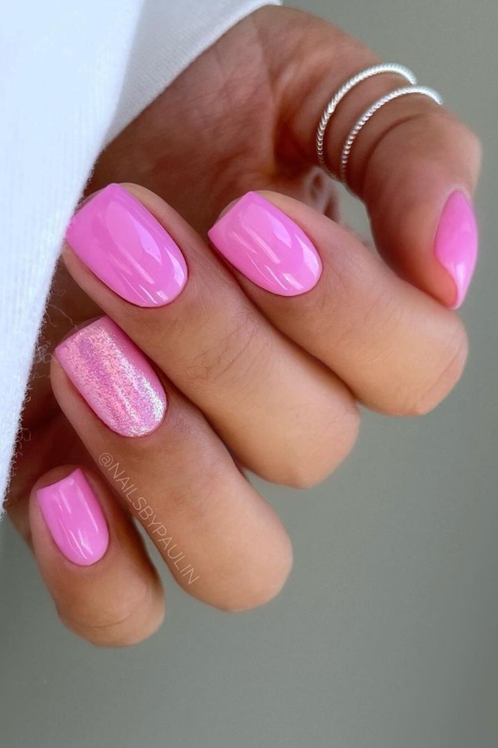 unhas curtas rosas e delicadas