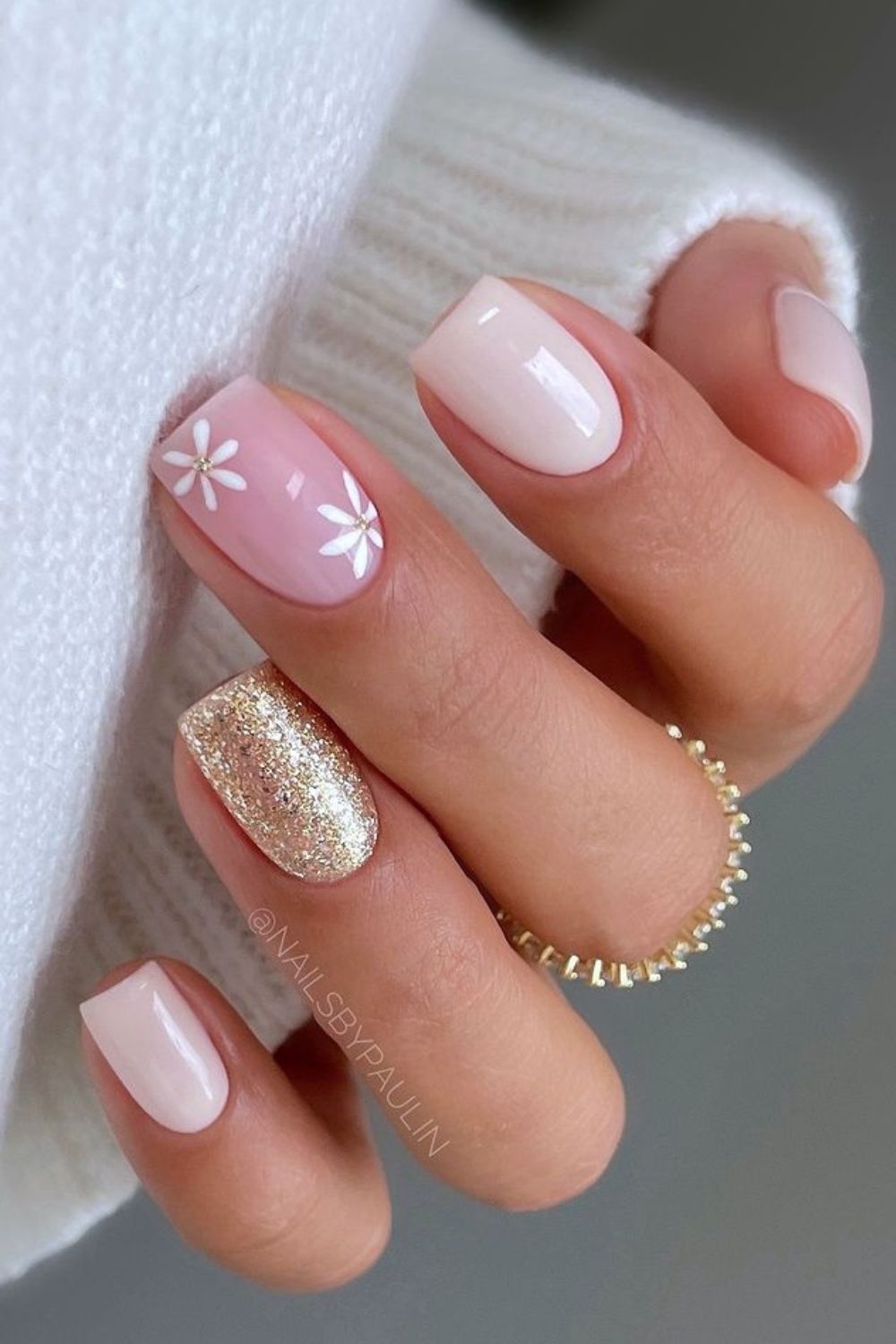 unhas curtas e decoradas com glitter dourado