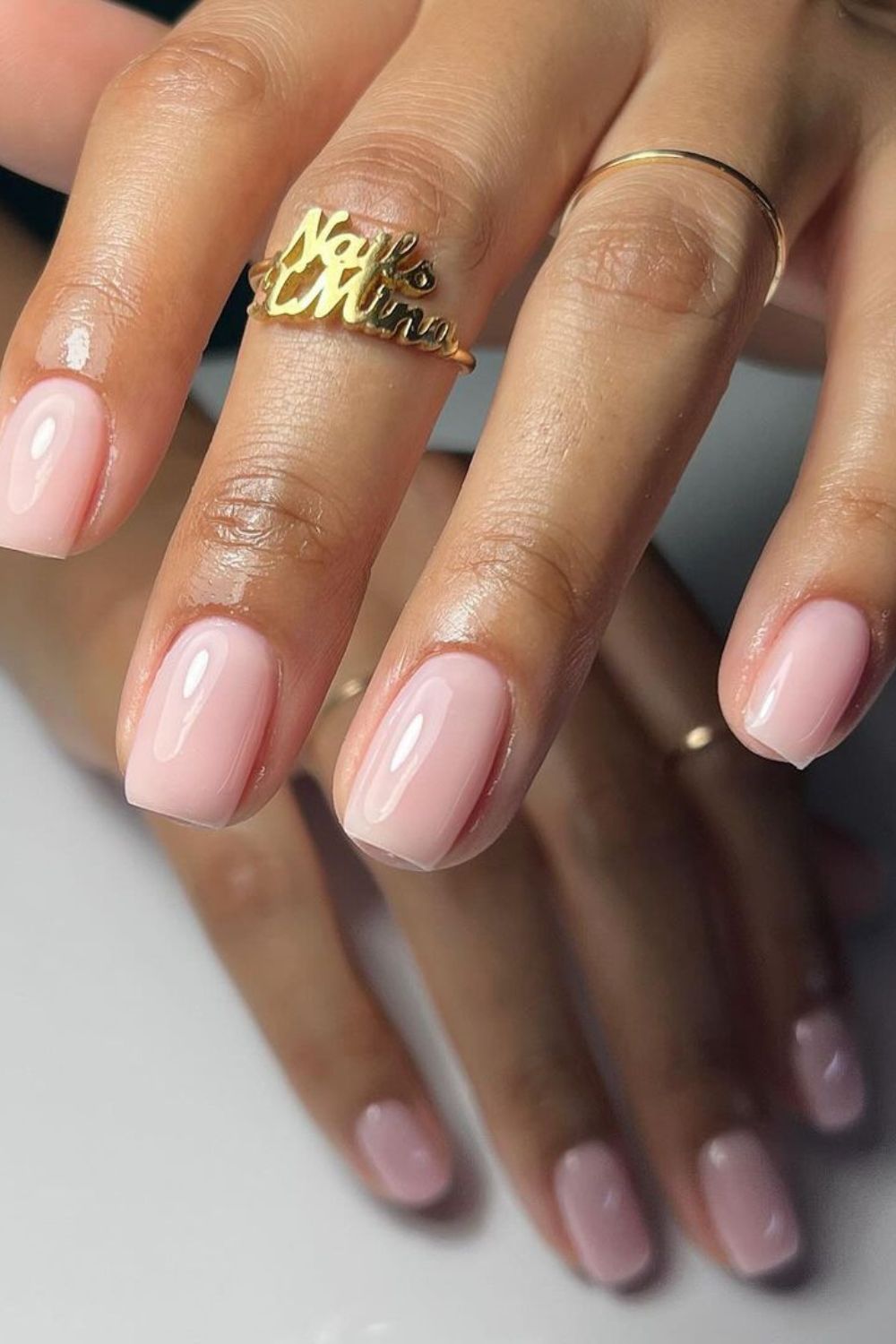 unhas curtas e delicadas e neutras