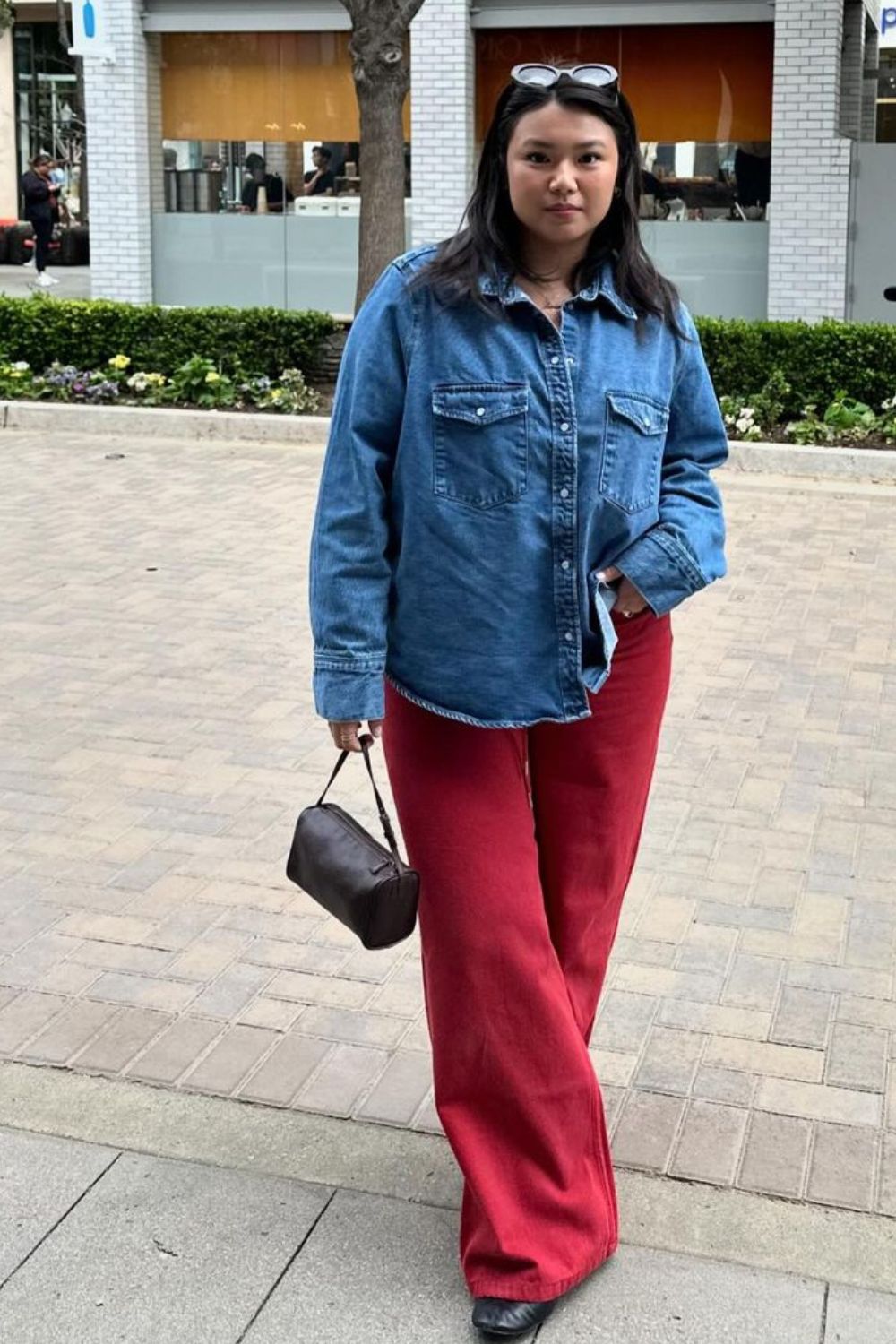 Jaqueta jeans e calça vermelha