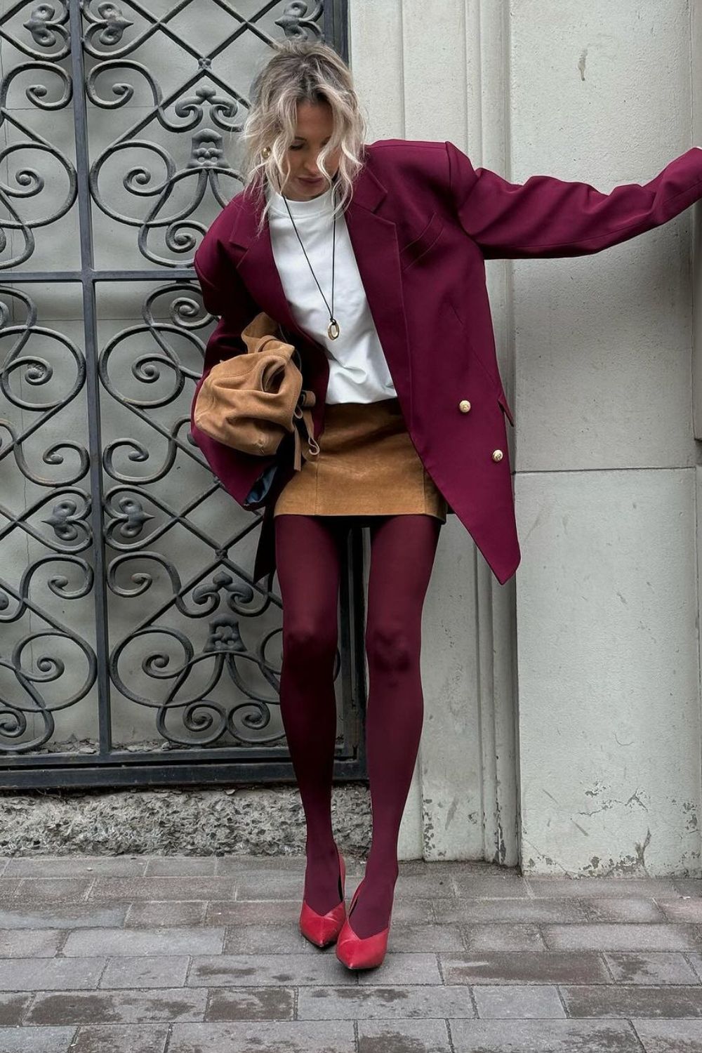tendências de inverno: blazer e meia-calça bordeaux, saia de camurça e scarpin cereja