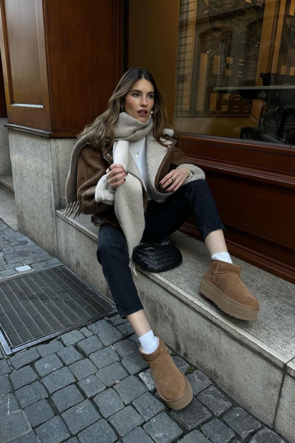 tendências de inverno: jaqueta marrom de camurça, cachecol e ugg boots