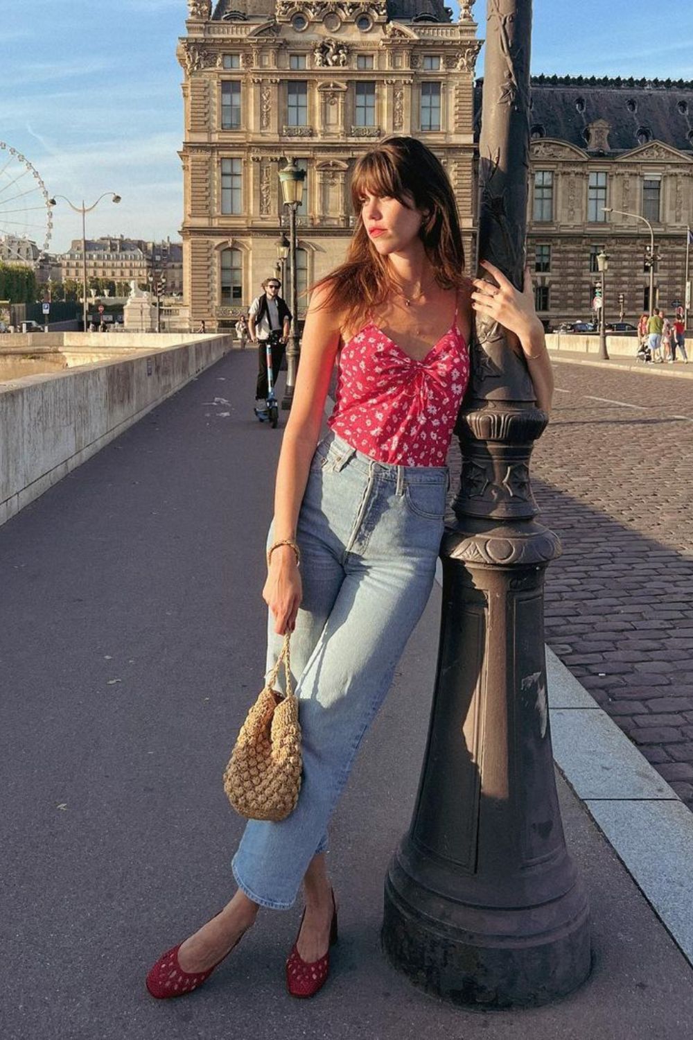 Regata vermelha com estampa floral, calça jeans reta, sapato vermelha e bucket bag de crochê