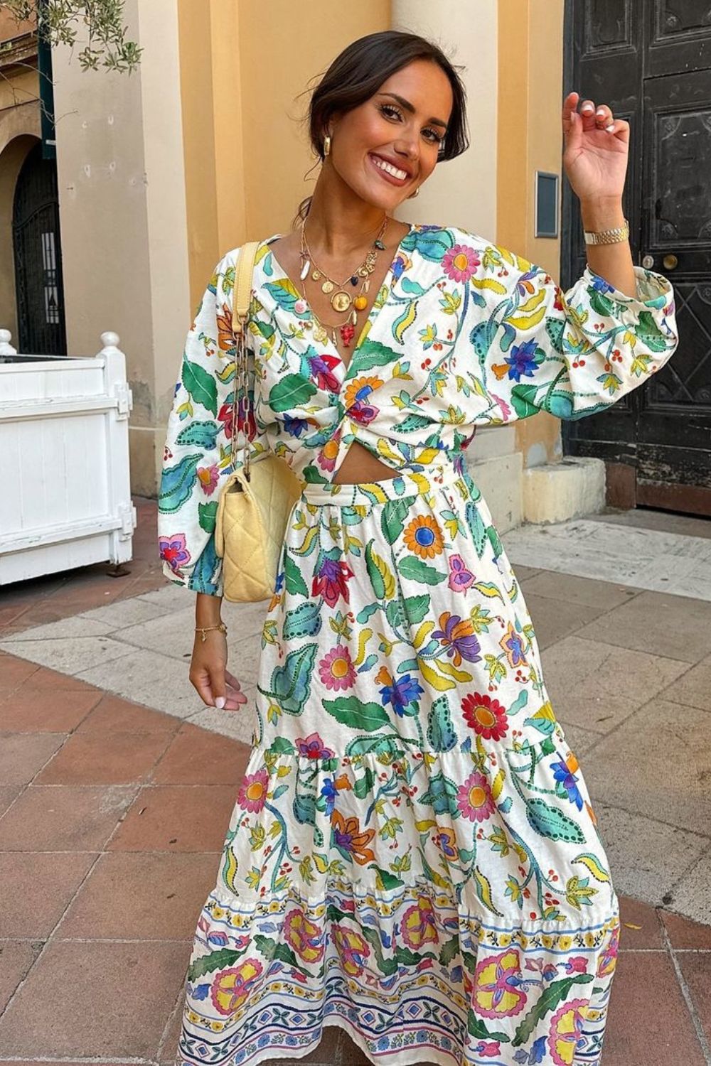 Conjuntinho estilo Farm com cropped de nozinho e saia longa estampada