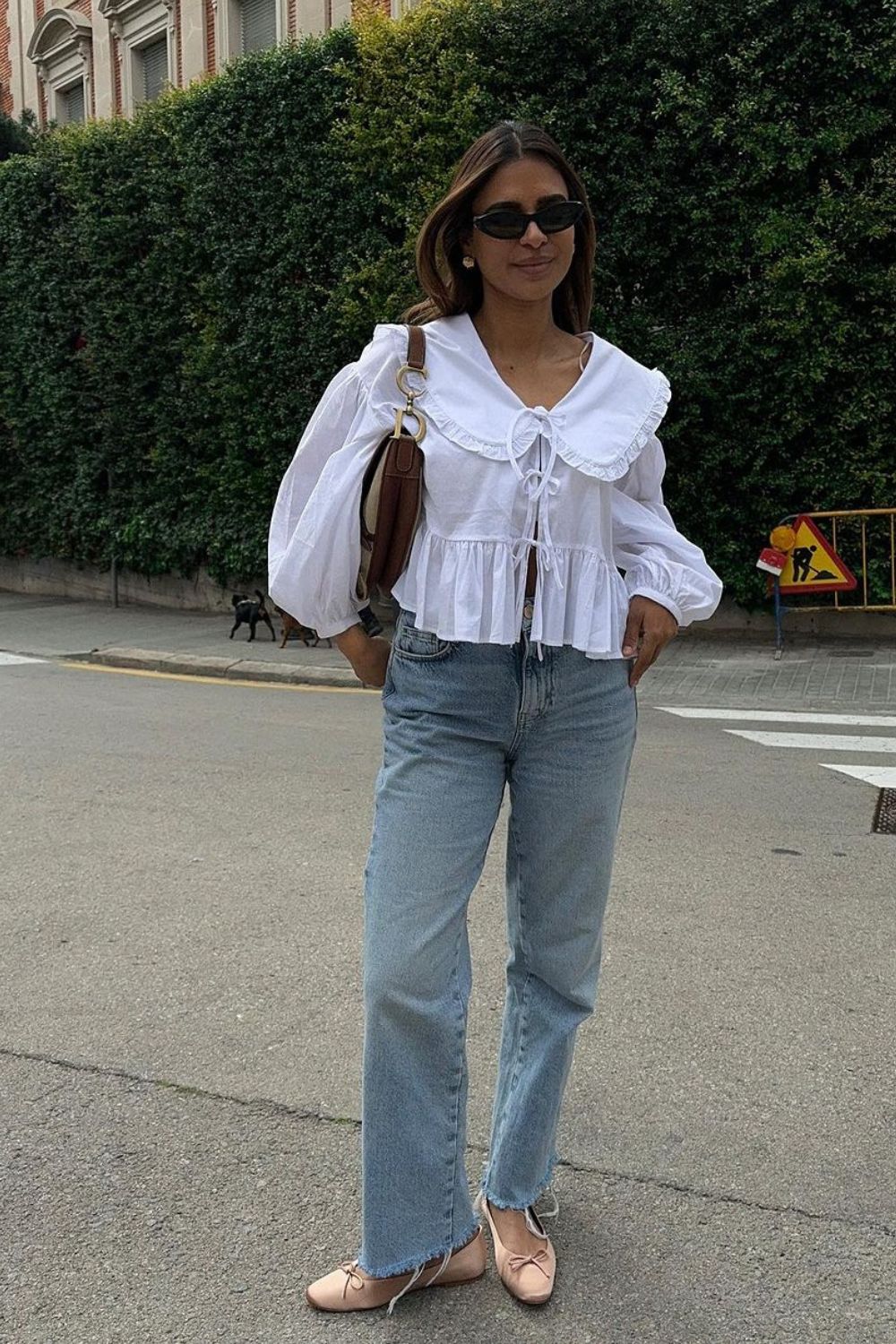 Bata branca com lacinhos, calça jeans reta e sapatilha bege