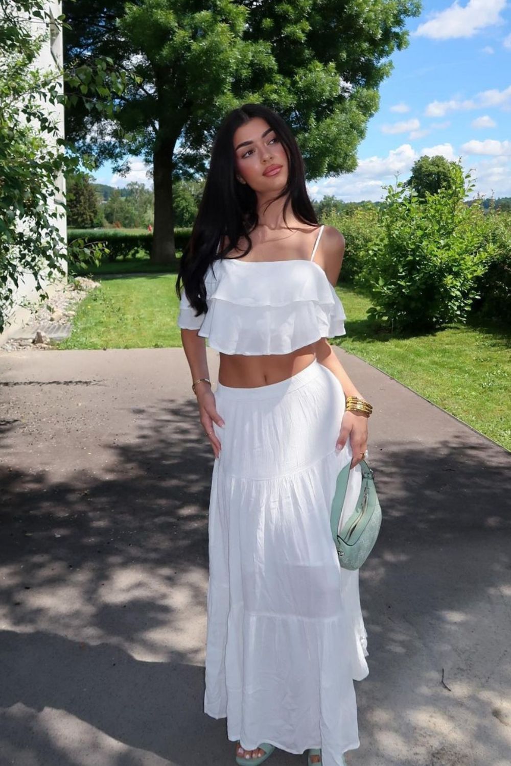 Conjuntinho branco com cropped de babados e saia longa três marias