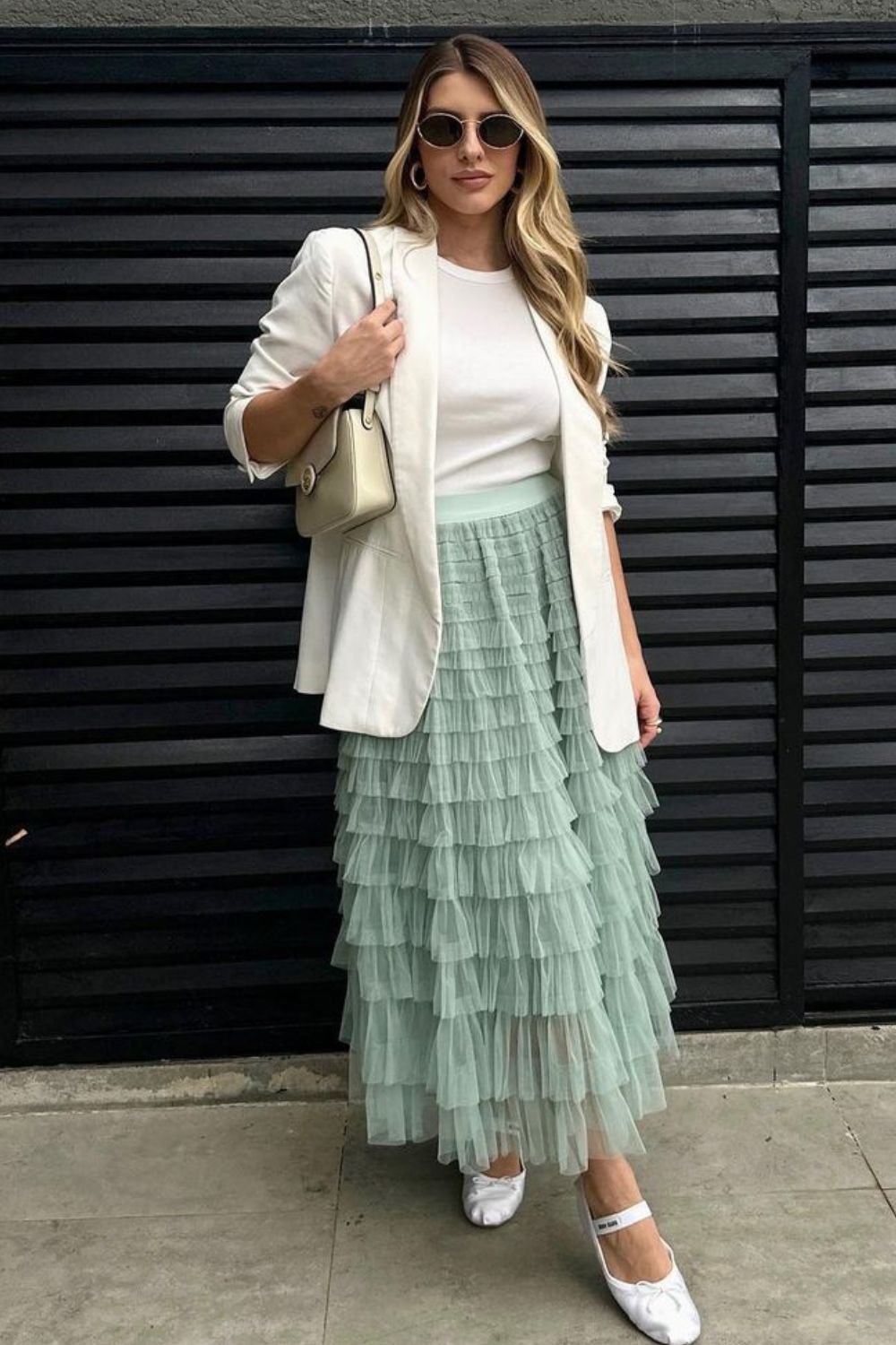 looks femininos, blazer e blusa branca, saia midi de tule com babados e ballet flats