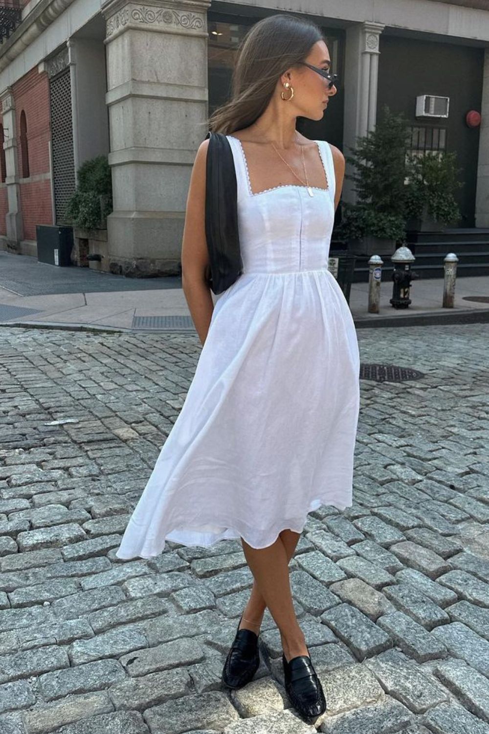 looks femininos, vestido branco midi com decote reto e loafer preto