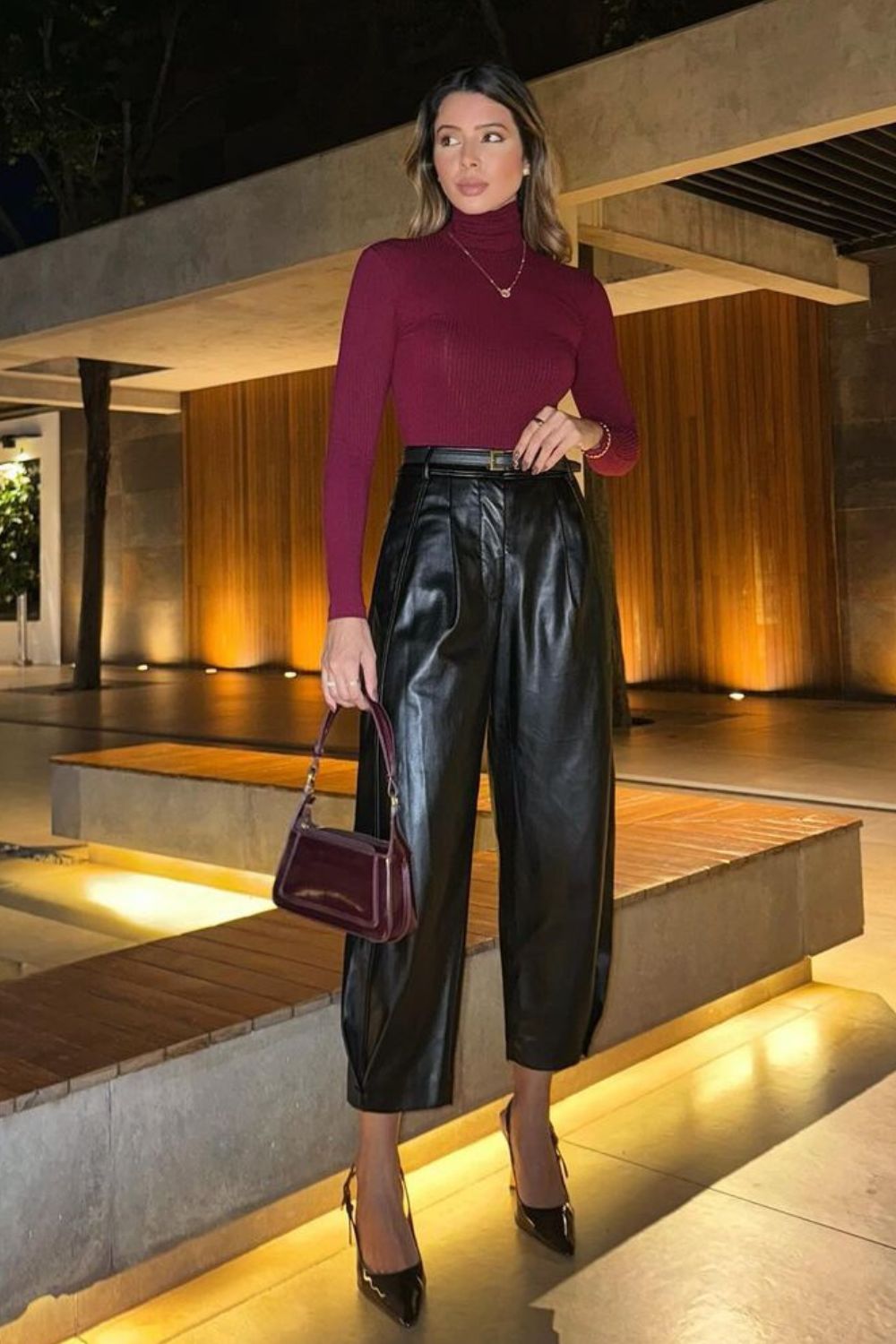 cores deste inverno, blusa de gola alta bordeaux, calça de vinil e sapato slingback