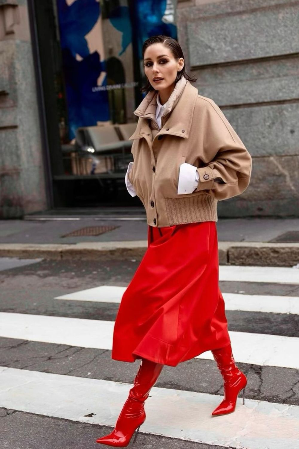 cores deste inverno, jaqueta camelo, saia midi e bota vermelha