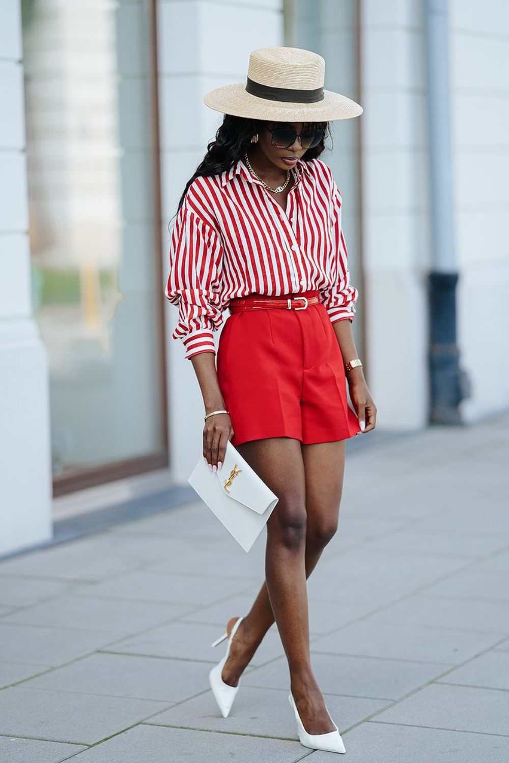 Look com chemise social, short de alfaiataria vermelho, bolsa clutch e slingback