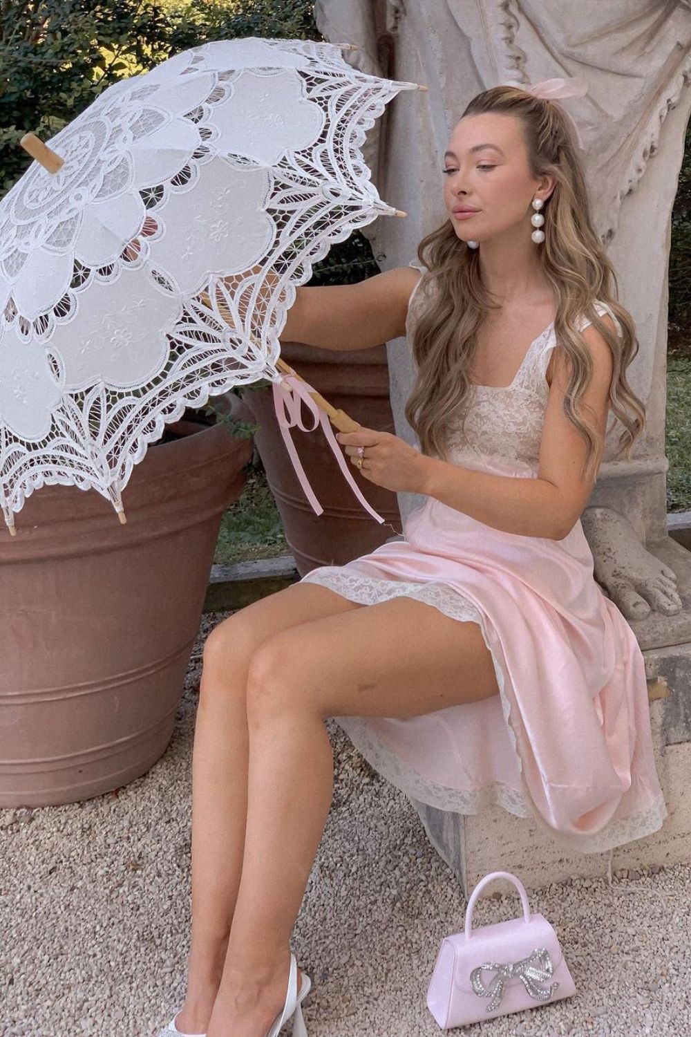 Look coquette com vestido rosa e brinco de pérolas