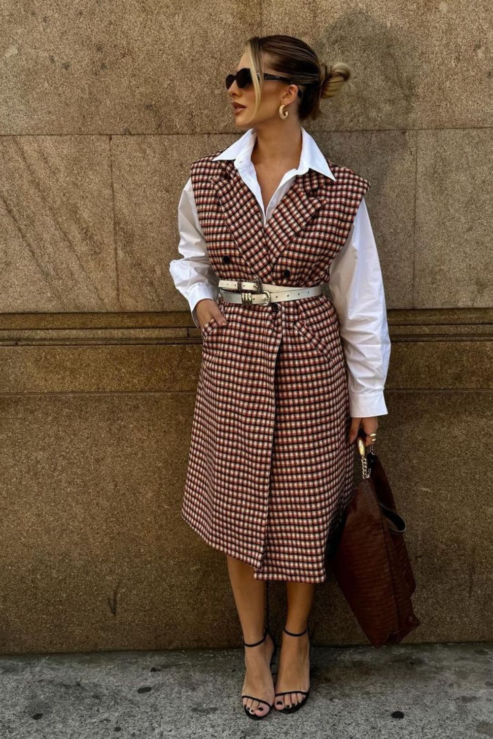 looks de inverno, colete alongado xadrez, sobreposição com camisa branca e cinto marcando a silhueta