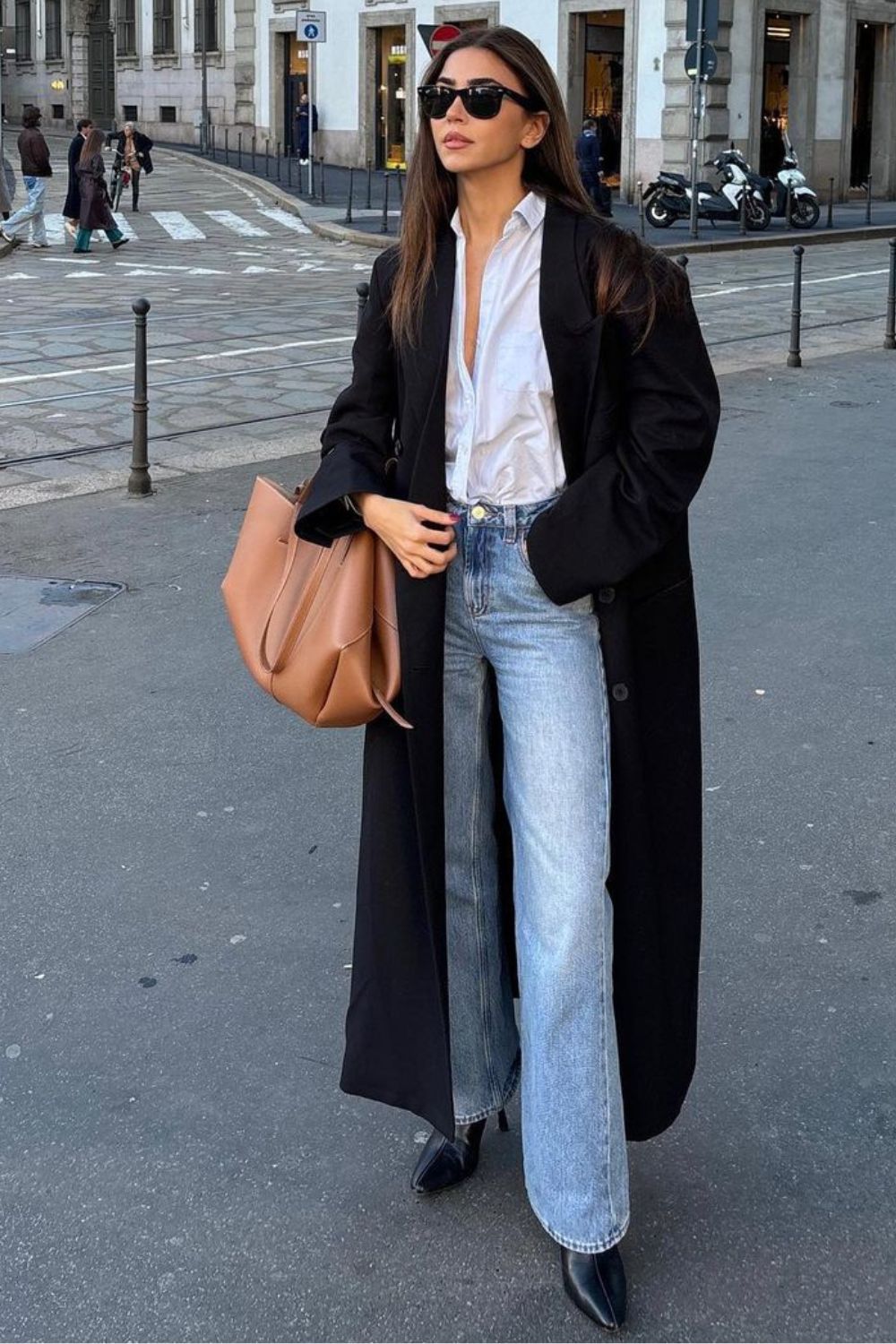 looks de inverno, sobretudo preto, camisa branca, calça jeans reta e bota de bico fino