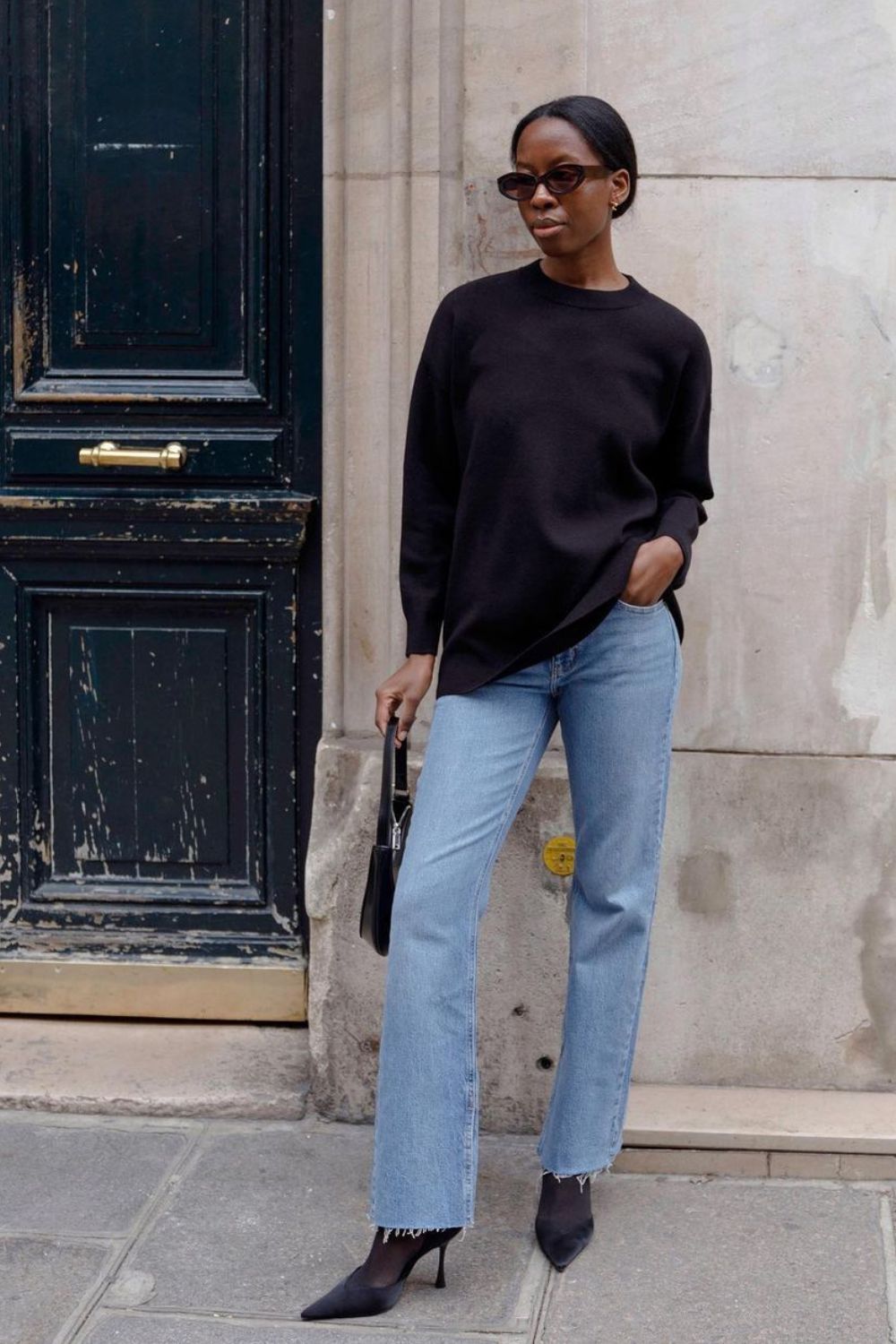 looks de inverno, suéter preto, calça jeans reta e bota de bico fino