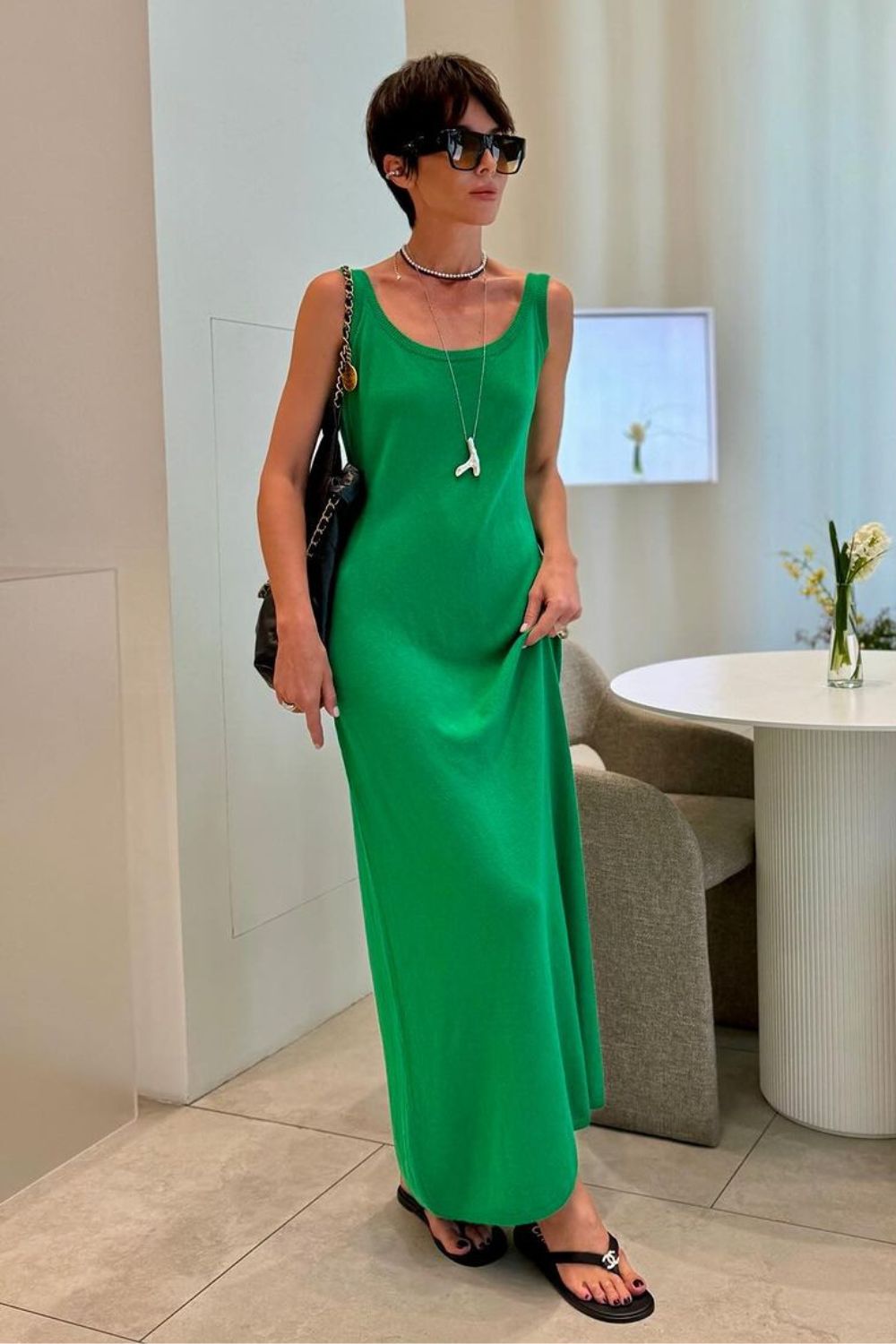 Vestido verde com rasteirinha preta da Chanel