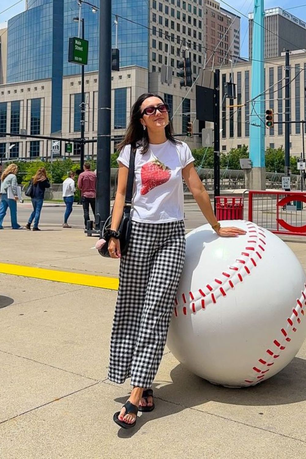 Blusa com estampa de morando, calça xadrez vichy preta e chinela de deno