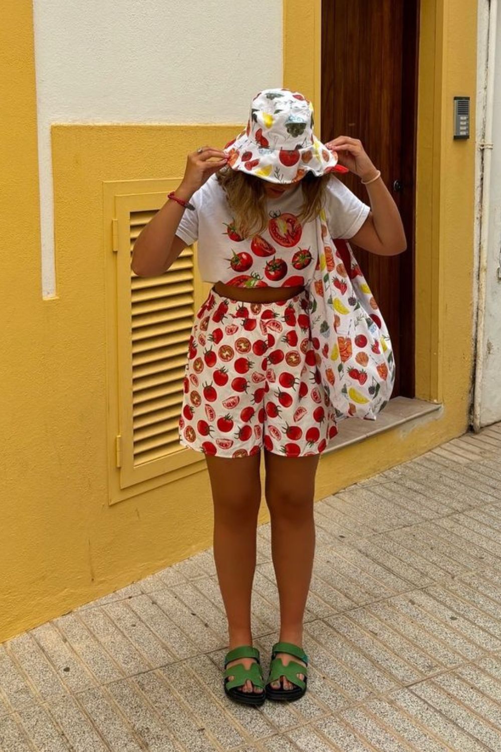 T-shirt com estampa de tomate, shortinho estampado e bucket hat